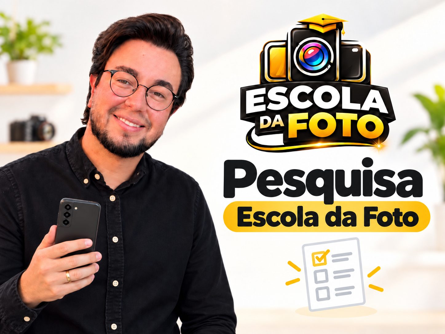 Professor Fabiano Martins segurando um celular ao lado da identidade visual da Escola da Foto